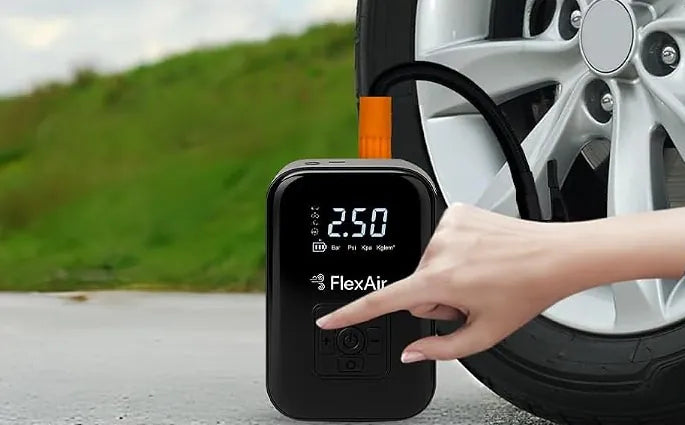 Un doigt appuie sur le bouton du gonfleur